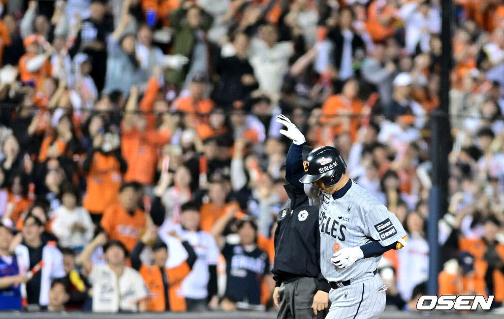 23일 서울 잠실야구장에서 ‘2026 신한 SOL KBO리그’ LG 트윈스와 한화 이글스의 경기가 열렸다.홈팀 LG는 이정용, 방문팀 한화는 황준서를 선발로 내세웠다. 4회초 1사 주자없는 상황 한화 노시환이 동점 좌월 솔로포를 날리고 그라운드를 돌며 기뻐하고 있다. 2026.04.23 / dreamer@osen.co.kr