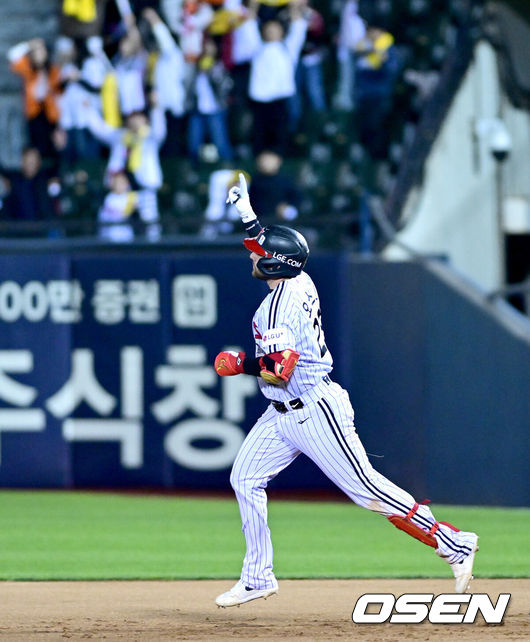 [OSEN=잠실, 최규한 기자] 프로야구 한화 이글스가&nbsp;LG 트윈스를 꺾고 2연패에서 벗어났다.&nbsp;한화는 23일 서울 잠실구장에서 열린 2026 KBO리그&nbsp;LG와 경기에서 8-4로 승리했다. 한화는 2연패를 끊고 9승 12패가 됐다. LG는 3연승에서 멈추며 14승 7패가 됐다.&nbsp;9회말 무사 선두타자로 나선 LG 오스틴이 추격의 중월 솔로포를 날리고 그라운드를 돌고 있다. 2026.04.23 / dreamer@osen.co.kr