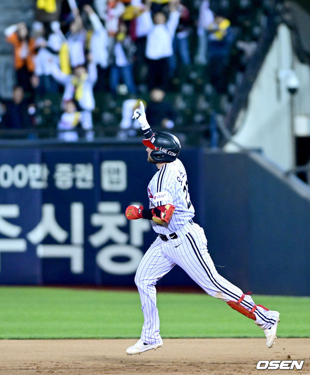 프로야구 한화 이글스가 LG 트윈스를 꺾고 2연패에서 벗어났다. 한화는 23일 서울 잠실구장에서 열린 2026 KBO리그 LG와 경기에서 8-4로 승리했다. 한화는 2연패를 끊고 9승 12패가 됐다. LG는 3연승에서 멈추며 14승 7패가 됐다. 9회말 무사 선두타자로 나선 LG 오스틴이 추격의 중월 솔로포를 날리고 그라운드를 돌고 있다. 2026.04.23 / dreamer@osen.co.kr