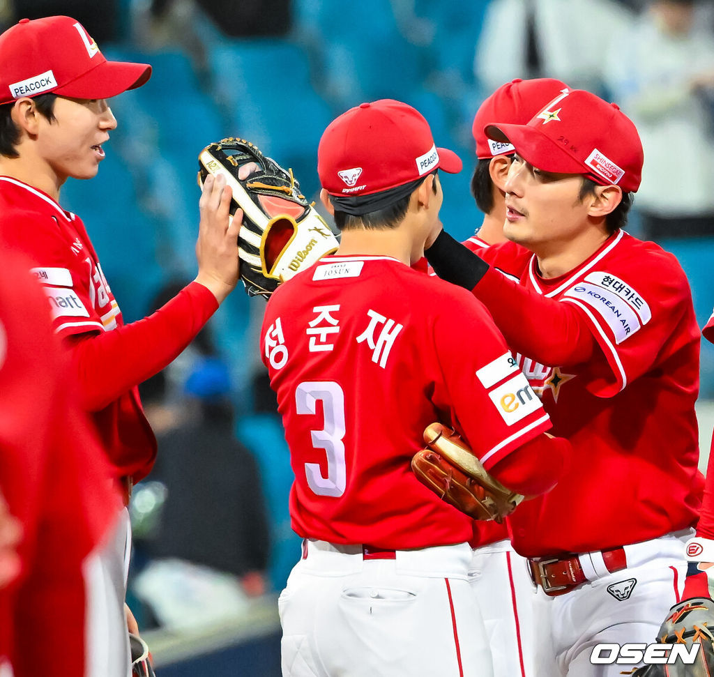 23일 오후 대구삼성라이온즈파크 ‘2026 신한 SOL Bank KBO리그' 삼성 라이온즈와 SSG 랜더스와 경기가 열렸다.이 경기에서 SSG은 삼성에 8-2로 승리하며 주중 3연전을 쓸어 담았다. 반면 삼성은 지난 19일 대구 LG 트윈스전 이후 4연패의 늪에 빠졌다. 경기를 마치고 SSG 최지훈이 박성한과 하이파이브를 하고 있다. 2026.04.23 / rumi@osen.co.kr