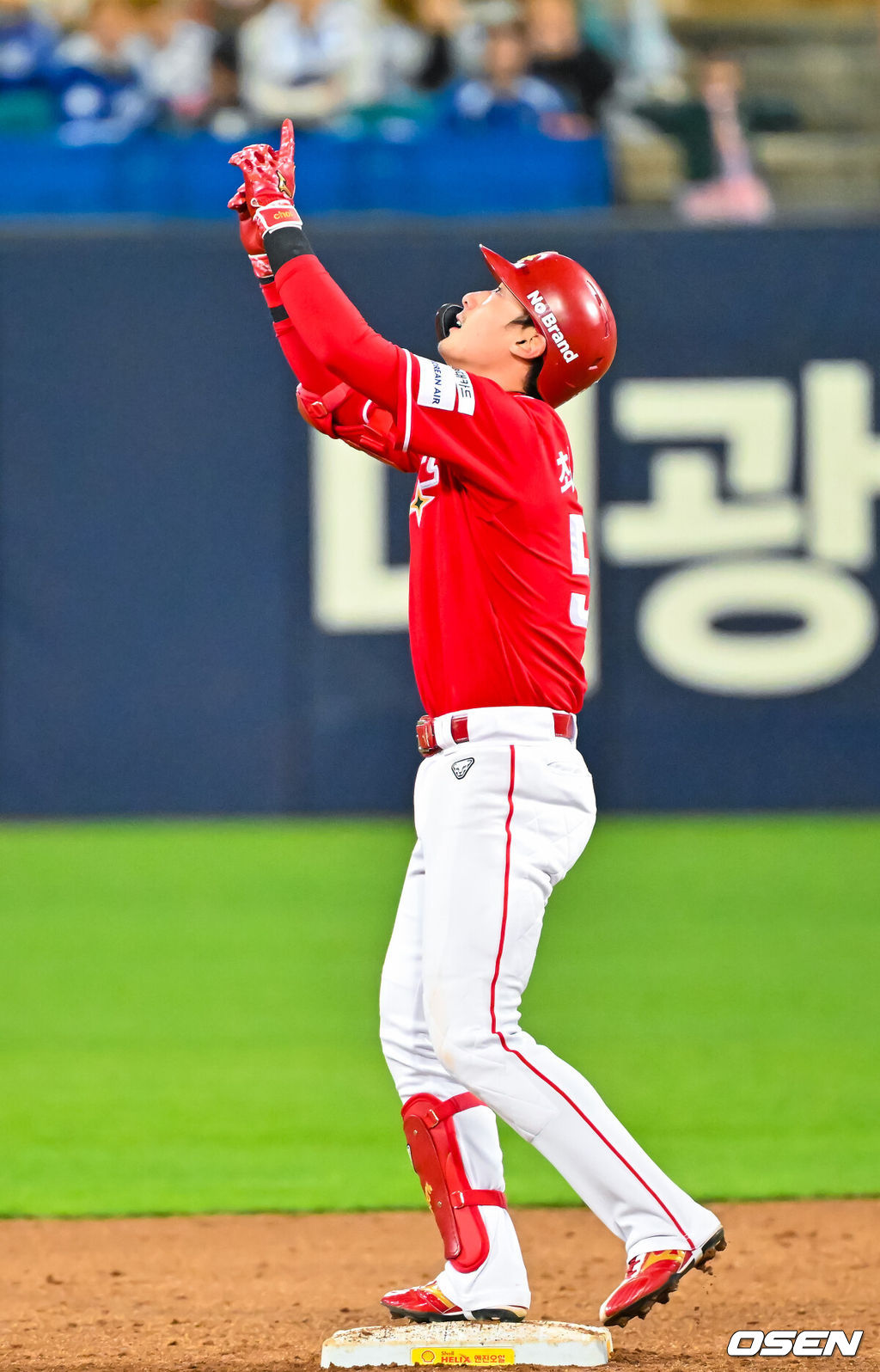 23일 오후 대구삼성라이온즈파크 ‘2026 신한 SOL Bank KBO리그' 삼성 라이온즈와 SSG 랜더스와 경기가 열렸다.이날 삼성은 오러클린을, SSG는 화이트를 선발투수로 내세웠다.9회초 2사 주자 만루 SSG 최지훈이 우익수 뒤 2타점 적시 2루타를 때리고 있다. 2026.04.23 / rumi@osen.co.kr