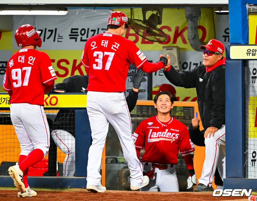 23일 오후 대구삼성라이온즈파크 ‘2026 신한 SOL Bank KBO리그' 삼성 라이온즈와 SSG 랜더스와 경기가 열렸다.이날 삼성은 오러클린을, SSG는 화이트를 선발투수로 내세웠다.9회초 2사 주자 만루 SSG 최지훈의 우익수 뒤 2타점 적시 2루타때 홈을 밟은 오태곤이 덕아웃에서 이숭용 감독과 하이파이브를 하고 있다. 2026.04.23 / rumi@osen.co.kr