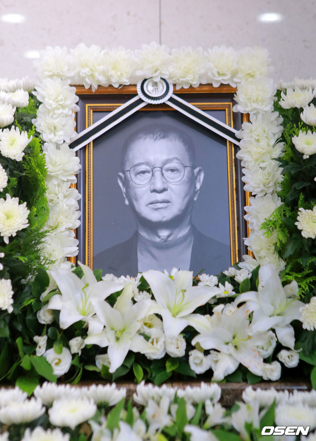 [OSEN=사진팀] 25일 폐기흉 증세 악화로 세상을 떠난 개그맨 전유성의 빈소가 서울아산병원에 마련됐다. 향년 76세.발인은 28일 진행되며 장례는 희극인장으로 치뤄진다. /photo@osen.co.kr<사진=사진공동취재단>