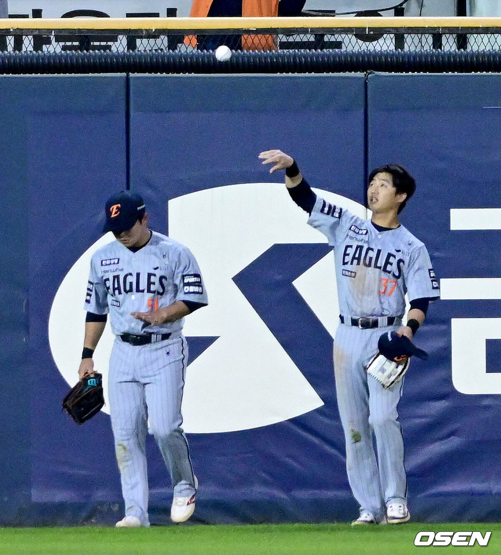 23일 서울 잠실야구장에서 ‘2026 신한 SOL KBO리그’ LG 트윈스와 한화 이글스의 경기가 열렸다.홈팀 LG는 이정용, 방문팀 한화는 황준서를 선발로 내세웠다. 3회말 2사 1, 3루 상황 LG 오지환의 뜬공 타구를 몸 날려 잡아낸 한화 중견수 이원석이 더그아웃으로 향하고 있다. 2026.04.23 / dreamer@osen.co.kr