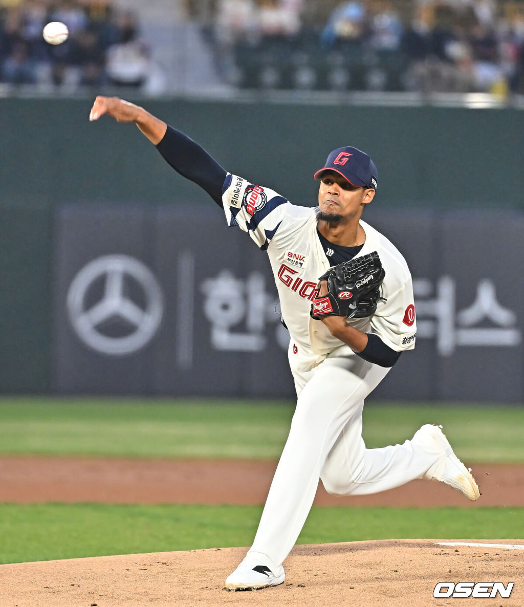 3일 부산 사직야구장에서 2026 신한 SOL KBO 리그 롯데 자이언츠와 SSG 랜더스의 경기가 열렸다. 홈팀 롯데는 로드리게스가, 방문팀 SSG는 화이트가 선발 출전했다.롯데 자이언츠 선발 투수 로드리게스가 역투하고 있다. 2026.04.03 / foto0307@osen.co.kr