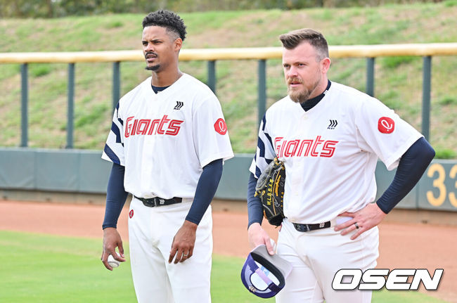 [OSEN=타이난(대만) , 이석우 기자] 프로야구 롯데 자이언츠가 1일(한국시간) 대만 타이난 아시아-태평양 국제야구센터에 스프링캠프를 차리고 구슬땀을 흘렸다.김태형 감독 등&nbsp;코치진과 투수&nbsp;20명,&nbsp;포수&nbsp;5명,&nbsp;내야수&nbsp;9명,&nbsp;외야수&nbsp;7명 등 총&nbsp;41명의 선수단이 1월 20일까지 1차 캠프에서 체력 강화와 기술 훈련을 치른 뒤 21일부터 3월 5일까지 일본 미야자키로 옮겨 2차 캠프에서 구춘리그에 참가해 실전 감각을 점검한다.롯데 새 외국인 투수 비슬리와 로드리게스가 얘기를 하고 있다. 2026.02.01 / foto0307@osen.co.kr