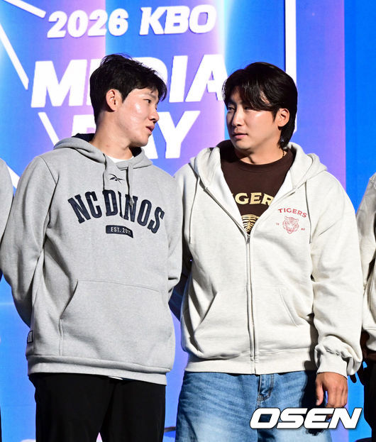 [OSEN=조은정 기자] 2026 신한 SOL KBO 리그 미디어데이&팬페스트 행사가 26일 서울 송파구 롯데호텔 월드에서 열렸다.2026 KBO 리그 정규 시즌은 오는 28일 인천(KIA-SSG), 잠실(LG-KT), 대구(삼성-롯데), 창원(NC-두산), 대전(한화-키움) 등 5개 구장에서 개막한다.&nbsp;NC 박민우, KIA 나성범이 대화를 나누고 있다. 2026.03.26 /cej@osen.co.kr