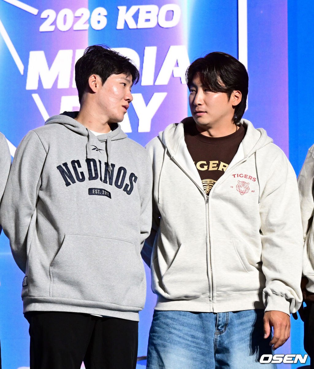 2026 신한 SOL KBO 리그 미디어데이&팬페스트 행사가 26일 서울 송파구 롯데호텔 월드에서 열렸다.2026 KBO 리그 정규 시즌은 오는 28일 인천(KIA-SSG), 잠실(LG-KT), 대구(삼성-롯데), 창원(NC-두산), 대전(한화-키움) 등 5개 구장에서 개막한다. NC 박민우, KIA 나성범이 대화를 나누고 있다. 2026.03.26 /cej@osen.co.kr