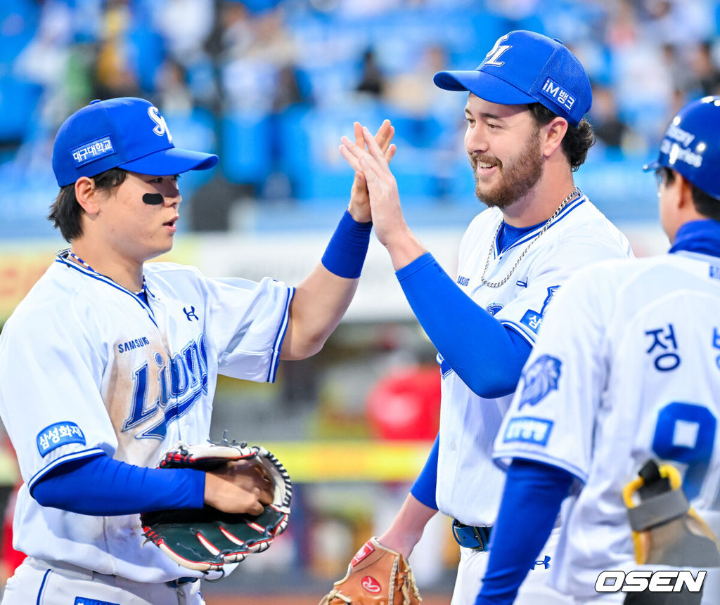 23일 오후 대구삼성라이온즈파크 ‘2026 신한 SOL Bank KBO리그' 삼성 라이온즈와 SSG 랜더스와 경기가 열렸다.이날 삼성은 오러클린을, SSG는 화이트를 선발투수로 내세웠다.2회초를 마친 삼성 선발 오러클린이 덕아웃으로 향하며 박승규와 하이파이브를 하고 있다. 2026.04.23 / rumi@osen.co.kr