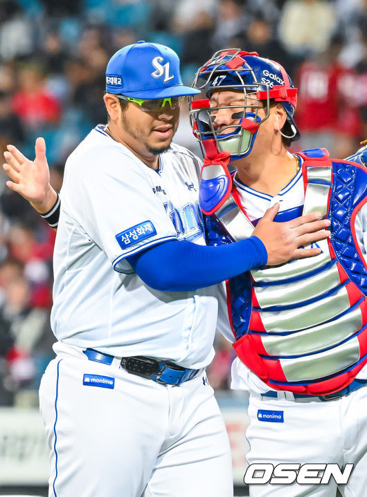 [OSEN=대구, 민경훈 기자] 22일 오후 대구삼성라이온즈파크 ‘2026 신한 SOL Bank KBO리그' 삼성 라이온즈와 SSG 랜더스와 경기가 열렸다.이날 삼성은 후라도를, SSG는 최민준을 선발투수로 내세웠다.7회초를 마친 삼성 선발 후라도가 강민호와 포옹을 하고 있다. 2026.04.22 / rumi@osen.co.kr