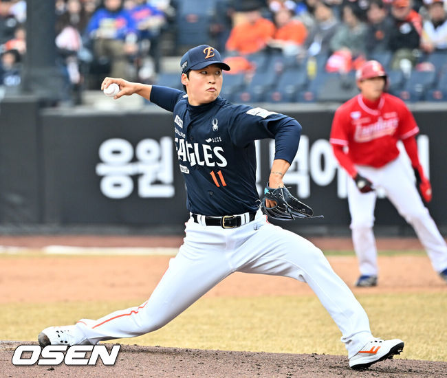[OSEN=대전, 민경훈 기자] 15일 대전 한화생명볼파크에서 2026 신한 SOL KBO리그 시범경기 한화 이글스와 SSG 랜더스의 경기가 열렸다. 4회초 마운드에 오른 한화 엄상백이 힘차게 공을 뿌리고 있다. 2026.03.15 /rumi@osen.co.kr