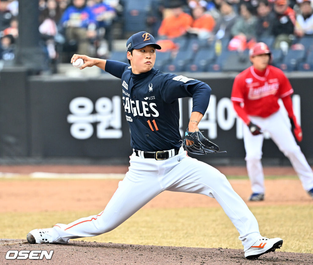 15일 대전 한화생명볼파크에서 2026 신한 SOL KBO리그 시범경기 한화 이글스와 SSG 랜더스의 경기가 열렸다. 4회초 마운드에 오른 한화 엄상백이 힘차게 공을 뿌리고 있다. 2026.03.15 /rumi@osen.co.kr