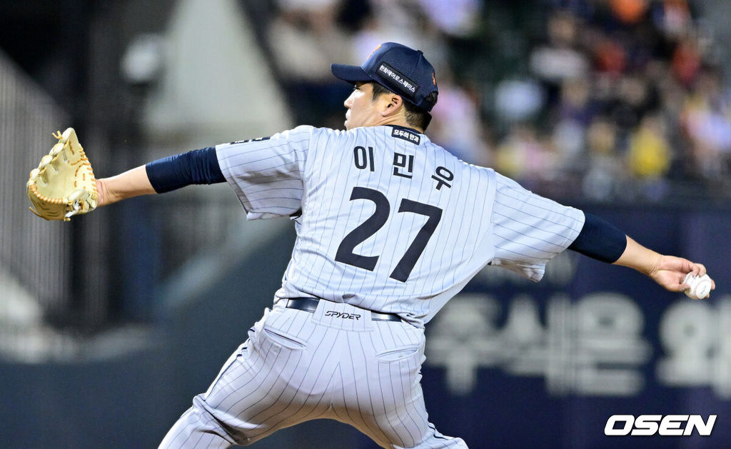 23일 서울 잠실야구장에서 ‘2026 신한 SOL KBO리그’ LG 트윈스와 한화 이글스의 경기가 열렸다. 홈팀 LG는 이정용, 방문팀 한화는 황준서를 선발로 내세웠다. 6회말 무사 1, 2루 상황 마운드에 오른 한화 이민우가 힘차게 공을 뿌리고 있다. 2026.04.23 / dreamer@osen.co.kr