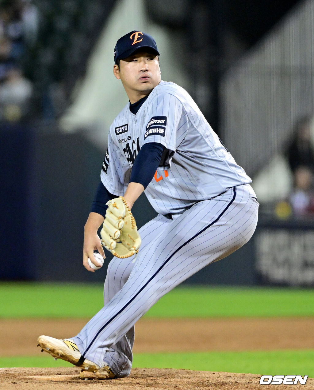 22일 서울 잠실야구장에서 ‘2026 신한 SOL KBO리그’ LG 트윈스와 한화 이글스의 경기가 열렸다.홈팀 LG는 라클란 웰스, 방문팀 한화는 왕옌청을 선발로 내세웠다. 6회말 마운드에 오른 한화 이민우가 힘차게 공을 뿌리고 있다. 2026.04.22 / dreamer@osen.co.kr