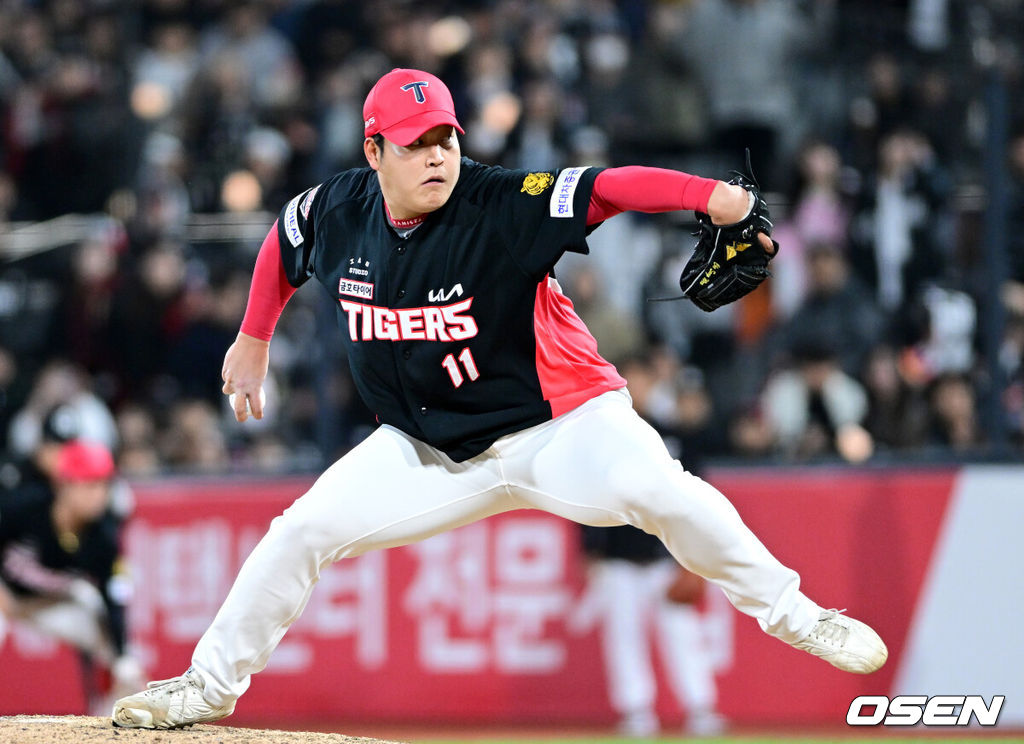 21일 수원 KT위즈파크에서 ‘2026 신한 SOL KBO리그’ KT 위즈와 KIA 타이거즈의 경기가 열렸다.홈팀 KT는 오원석, 방문팀 KIA는 김태형을 선발로 내세웠다. 8회말 마운드에 오른 KIA 투수 조상우가 힘차게 공을 뿌리고 있다. 2026.04.21 / dreamer@osen.co.kr