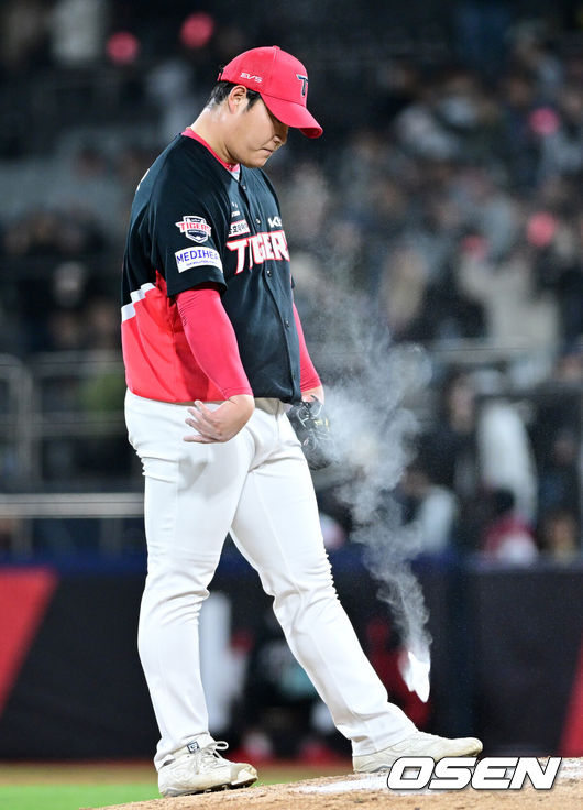 [OSEN=수원, 최규한 기자] 21일 수원 KT위즈파크에서 ‘2026 신한 SOL KBO리그’ KT 위즈와 KIA 타이거즈의 경기가 열렸다.홈팀 KT는 오원석, 방문팀 KIA는 김태형을 선발로 내세웠다. 8회말 2사 2루 상황 KT 이강민에게 동점 1타점 적시타를 내준 KIA 투수 조상우가 아쉬워하고 있다. 2026.04.21 / dreamer@osen.co.kr