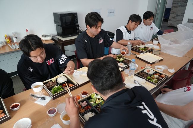 울산웨일즈 구단은 24일 “지난 23일 지역 외식업체 ‘외식명가 삼산정’으로부터 선수단 기력 회복을 위한 ‘울산 불고기 도시락’ 60인분을 지원받았다”고 밝혔다. / 울산웨일즈