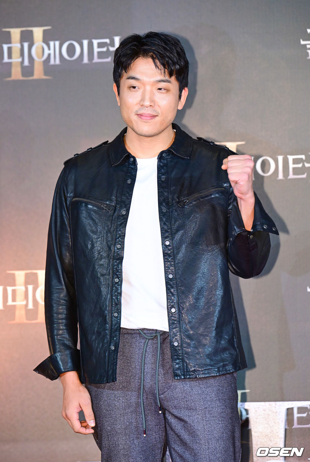 5일 오후 서울 용산구 한강대로 CGV 용산아이파크몰에서 영화 ‘글래디에이터2’ VIP 시사회가 열렸다. 영화 '글래디에이터 2’는 막시무스의 죽음으로부터 20여 년 후, 콜로세움에서 로마의 운명을 건 결투를 벌이는 루시우스의 이야기를 그렸다.요리사 안성재가 포토타임을 갖고 있다. 2024.11.05 / ksl0919@osen.co.kr