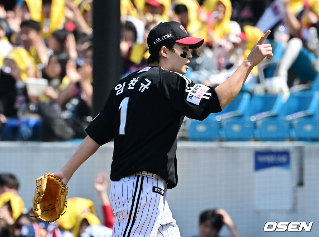 18일 대구삼성라이온즈파크에서 2026 신한 SOL KBO리그 삼성 라이온즈와 LG 트윈스의 경기가 열렸다. 7연승에 도전하는 삼성은 잭 오러클린, LG는 임찬규가 선발로 나섰다. 1회말 수비를 마치고 LG 임찬규가 더그아웃으로 향하고 있다. 2026.04.18 / jpnews@osen.co.kr