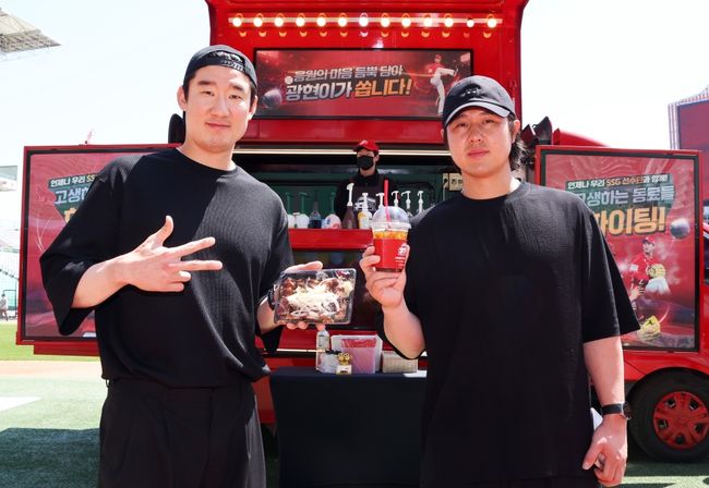 SSG는 24일 “김광현이 인천SSG랜더스필드에서 선수단을 위해 푸드트럭과 커피차를 선물했다”고 밝혔다. / SSG 랜더스
