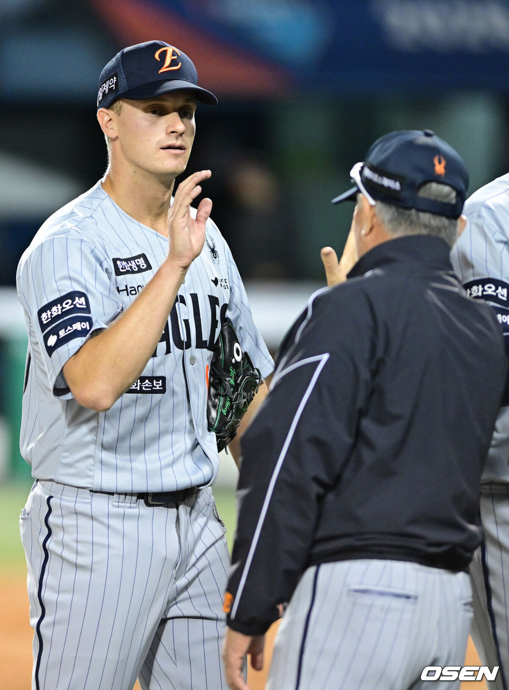 프로야구 한화 이글스가 LG 트윈스를 꺾고 2연패에서 벗어났다. 한화는 23일 서울 잠실구장에서 열린 2026 KBO리그 LG와 경기에서 8-4로 승리했다. 한화는 2연패를 끊고 9승 12패가 됐다. LG는 3연승에서 멈추며 14승 7패가 됐다. 경기를 마치고 승리한 한화 김경문 감독과 세이브를 거둔 잭 쿠싱이 인사를 나누고 있다. 2026.04.23 / dreamer@osen.co.kr