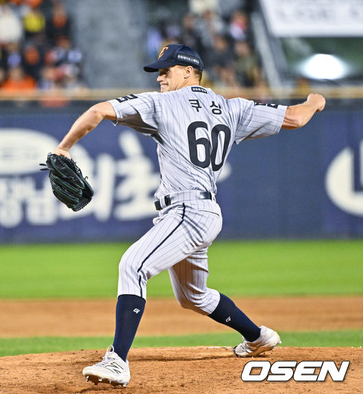 [OSEN=잠실, 박준형 기자] 21일 오후 서울 잠실구장에서 2026 신한 SOL KBO리그 LG 트윈스와 한화 이글스의 경기가 진행됐다.이날 LG는 송승기를, 한화는 문동주를 선발투수로 내세웠다.7회말 한화 마무리 투수 쿠싱이 역투하고 있다.   2026.04.21 / soul1014@osen.co.kr