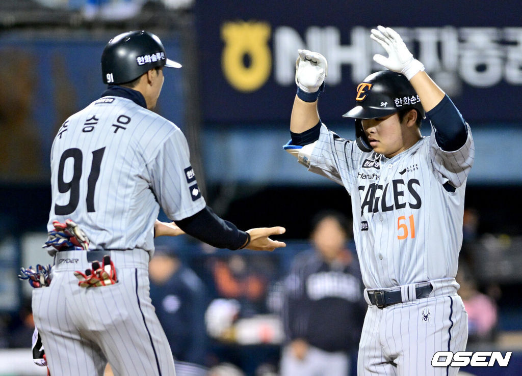 23일 서울 잠실야구장에서 ‘2026 신한 SOL KBO리그’ LG 트윈스와 한화 이글스의 경기가 열렸다.홈팀 LG는 이정용, 방문팀 한화는 황준서를 선발로 내세웠다. 5회초 2사 주자없는 상황 한화 문현빈이 달아나는 우월 솔로포를 날리고 홈을 밟으며 추승우 코치와 기뻐하고 있다. 2026.04.23 / dreamer@osen.co.kr