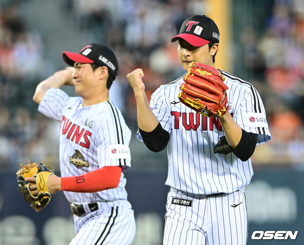 23일 서울 잠실야구장에서 ‘2026 신한 SOL KBO리그’ LG 트윈스와 한화 이글스의 경기가 열렸다.홈팀 LG는 이정용, 방문팀 한화는 황준서를 선발로 내세웠다. 3회초 한화 공격을 무실점으로 막아낸 LG 선발 이정용이 더그아웃으로 향하며 기뻐하고 있다. 2026.04.23 / dreamer@osen.co.kr