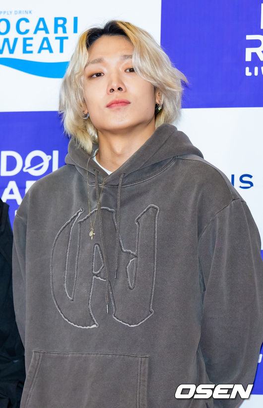 [OSEN=민경훈 기자] 23일 오후 서울 마포구 서울월드컵경기장에서 '아이돌라디오 콘서트 라이브 인 서울' 레드카펫 포토행사가 진행됐다.<br /><br />아이콘 바비가 입장하며 포즈를 취하고 있다. 2023.09.23 /rumi@osen.co.kr