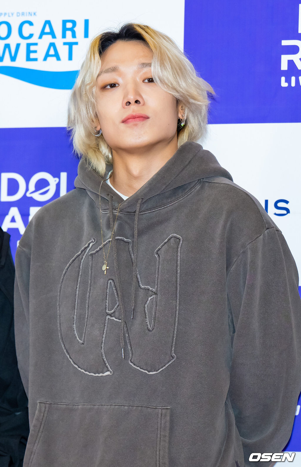 23일 오후 서울 마포구 서울월드컵경기장에서 '아이돌라디오 콘서트 라이브 인 서울' 레드카펫 포토행사가 진행됐다.<br /><br />아이콘 바비가 입장하며 포즈를 취하고 있다. 2023.09.23 /rumi@osen.co.kr