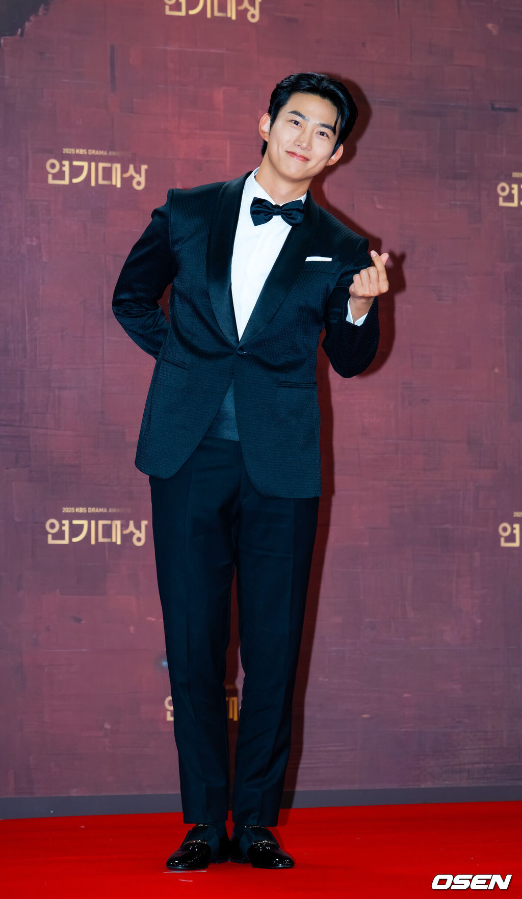 31일 오후 서울 영등포구 여의도 KBS 신관 웨딩홀에서 2025 KBS 연기대상 레드카펫 포토월 행사가 열렸다.<br /><br />이날 오후 7시 10분 생방송으로 진행되는 ‘2025 KBS 연기대상’에서는 미니시리즈, 장편 드라마, 일일드라마 부문별 우수상과 최우수상을 비롯해 베스트 커플상, 인기상, 조연상, 신인상 등 시상이 진행된다.<br /><br />배우 옥택연이 무대 위에서 포즈를 취하고 있다. 2025.12.31 /rumi@osen.co.kr