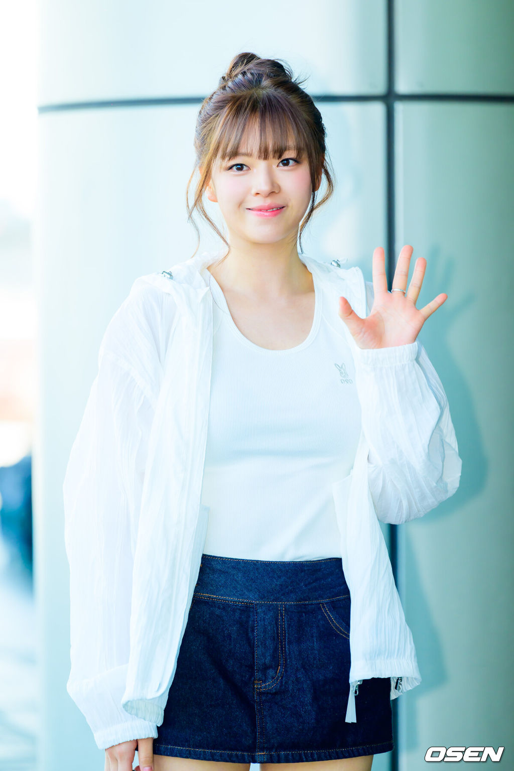 . 그룹 트와이스(TWICE)가 24일 서울 김포국제공항을 통해 '디스 이즈 포' 국립경기장 콘서트 일정을 위해 일본 도쿄로 출국했다.북미 투어로만 약 55만 관객을 불러 모은 트와이스는 일본에서도 '최초' 기록을 앞두고 있다. 오는 25~26일, 28일 사흘간 일본 도쿄 국립경기장에 해외 아티스트 사상 처음으로 단독 입성해 3회 공연을 개최한다. 트와이스 정연이 출국에 앞서 포즈를 취하고 있다.  2026.04.24 / soul1014@osen.co.kr