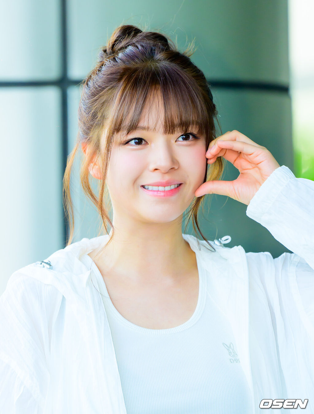 . 그룹 트와이스(TWICE)가 24일 서울 김포국제공항을 통해 '디스 이즈 포' 국립경기장 콘서트 일정을 위해 일본 도쿄로 출국했다.북미 투어로만 약 55만 관객을 불러 모은 트와이스는 일본에서도 '최초' 기록을 앞두고 있다. 오는 25~26일, 28일 사흘간 일본 도쿄 국립경기장에 해외 아티스트 사상 처음으로 단독 입성해 3회 공연을 개최한다. 트와이스 정연이 출국에 앞서 포즈를 취하고 있다.  2026.04.24 / soul1014@osen.co.kr