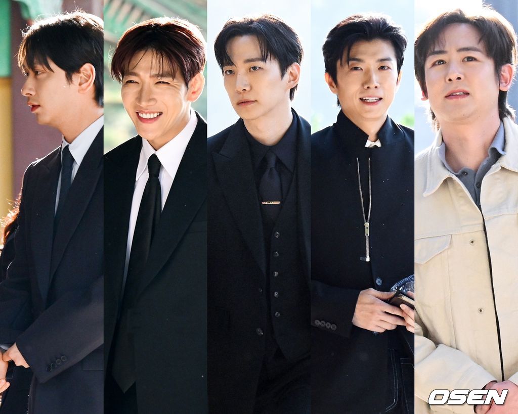 2PM 멤버이자 배우로 활동 중인 옥택연이 24일 서울 중구 장충동 신라호텔 영빈관에서 결혼식을 올렸다. 오랜 시간 사랑을 키워온 연인과 부부의 연을 맺는 자리로, 가족과 친지, 가까운 지인들의 축하 속 조용히 진행됐다.특히 이날 2PM 멤버들이 총출동해 의리를 빛냈다. 황찬성은 사회를 맡고, 준케이·닉쿤·장우영·이준호·황찬성 등 멤버들이 축가에 나섰다. 2PM 이준호가 결혼식장으로 들어서고 있다. 2026.04.24 /cej@osen.co.kr