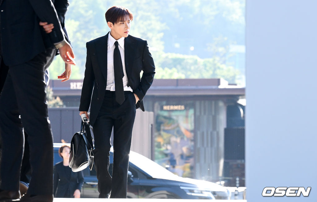 2PM 멤버이자 배우로 활동 중인 옥택연이 24일 서울 중구 장충동 신라호텔 영빈관에서 결혼식을 올렸다. 오랜 시간 사랑을 키워온 연인과 부부의 연을 맺는 자리로, 가족과 친지, 가까운 지인들의 축하 속 조용히 진행됐다.특히 이날 2PM 멤버들이 총출동해 의리를 빛냈다. 황찬성은 사회를 맡고, 준케이·닉쿤·장우영·이준호·황찬성 등 멤버들이 나섰다. 2PM 준케이가 결혼식장으로 들어서고 있다. 2026.04.24 /cej@osen.co.kr