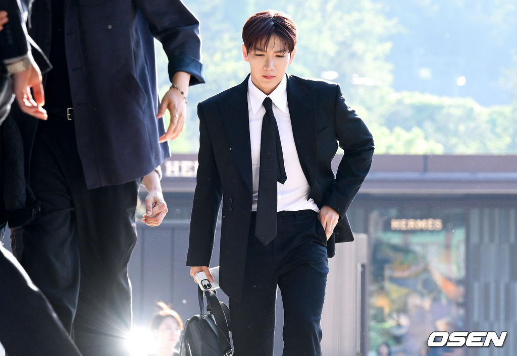 2PM 멤버이자 배우로 활동 중인 옥택연이 24일 서울 중구 장충동 신라호텔 영빈관에서 결혼식을 올렸다. 오랜 시간 사랑을 키워온 연인과 부부의 연을 맺는 자리로, 가족과 친지, 가까운 지인들의 축하 속 조용히 진행됐다.특히 이날 2PM 멤버들이 총출동해 의리를 빛냈다. 황찬성은 사회를 맡고, 준케이·닉쿤·장우영·이준호·황찬성 등 멤버들이 나섰다. 2PM 준케이가 결혼식장으로 들어서고 있다. 2026.04.24 /cej@osen.co.kr