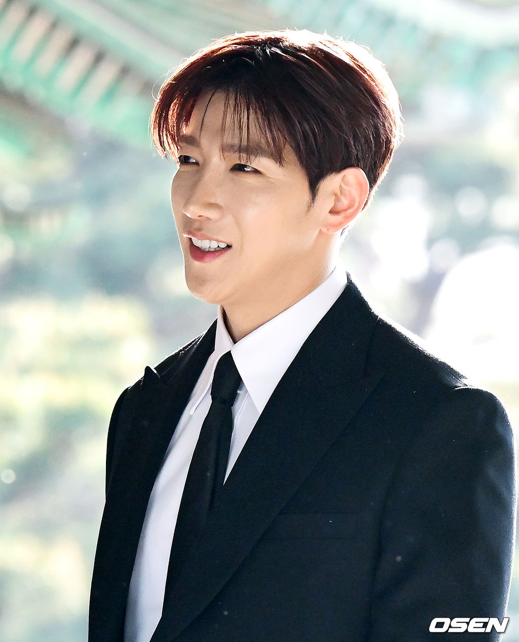 2PM 멤버이자 배우로 활동 중인 옥택연이 24일 서울 중구 장충동 신라호텔 영빈관에서 결혼식을 올렸다. 오랜 시간 사랑을 키워온 연인과 부부의 연을 맺는 자리로, 가족과 친지, 가까운 지인들의 축하 속 조용히 진행됐다.특히 이날 2PM 멤버들이 총출동해 의리를 빛냈다. 황찬성은 사회를 맡고, 준케이·닉쿤·장우영·이준호·황찬성 등 멤버들이 나섰다. 2PM 준케이가 결혼식장으로 들어서고 있다. 2026.04.24 /cej@osen.co.kr
