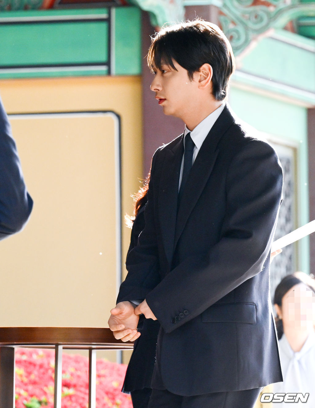 2PM 멤버이자 배우로 활동 중인 옥택연이 24일 서울 중구 장충동 신라호텔 영빈관에서 결혼식을 올렸다. 오랜 시간 사랑을 키워온 연인과 부부의 연을 맺는 자리로, 가족과 친지, 가까운 지인들의 축하 속 조용히 진행됐다.특히 이날 2PM 멤버들이 총출동해 의리를 빛냈다. 황찬성은 사회를 맡고, 준케이·닉쿤·장우영·이준호·황찬성 등 멤버들이 나섰다. 2PM 황찬성이 결혼식장으로 들어서고 있다. 2026.04.24 /cej@osen.co.kr