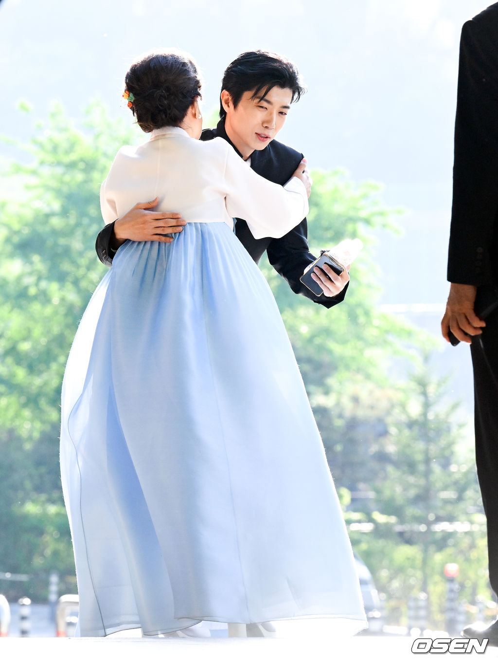 2PM 멤버이자 배우로 활동 중인 옥택연이 24일 서울 중구 장충동 신라호텔 영빈관에서 결혼식을 올렸다. 오랜 시간 사랑을 키워온 연인과 부부의 연을 맺는 자리로, 가족과 친지, 가까운 지인들의 축하 속 조용히 진행됐다.특히 이날 2PM 멤버들이 총출동해 의리를 빛냈다. 황찬성은 사회를 맡고, 준케이·닉쿤·장우영·이준호·황찬성 등 멤버들이 나섰다. 2PM 장우영이 결혼식장으로 들어서고 있다. 2026.04.24 /cej@osen.co.kr