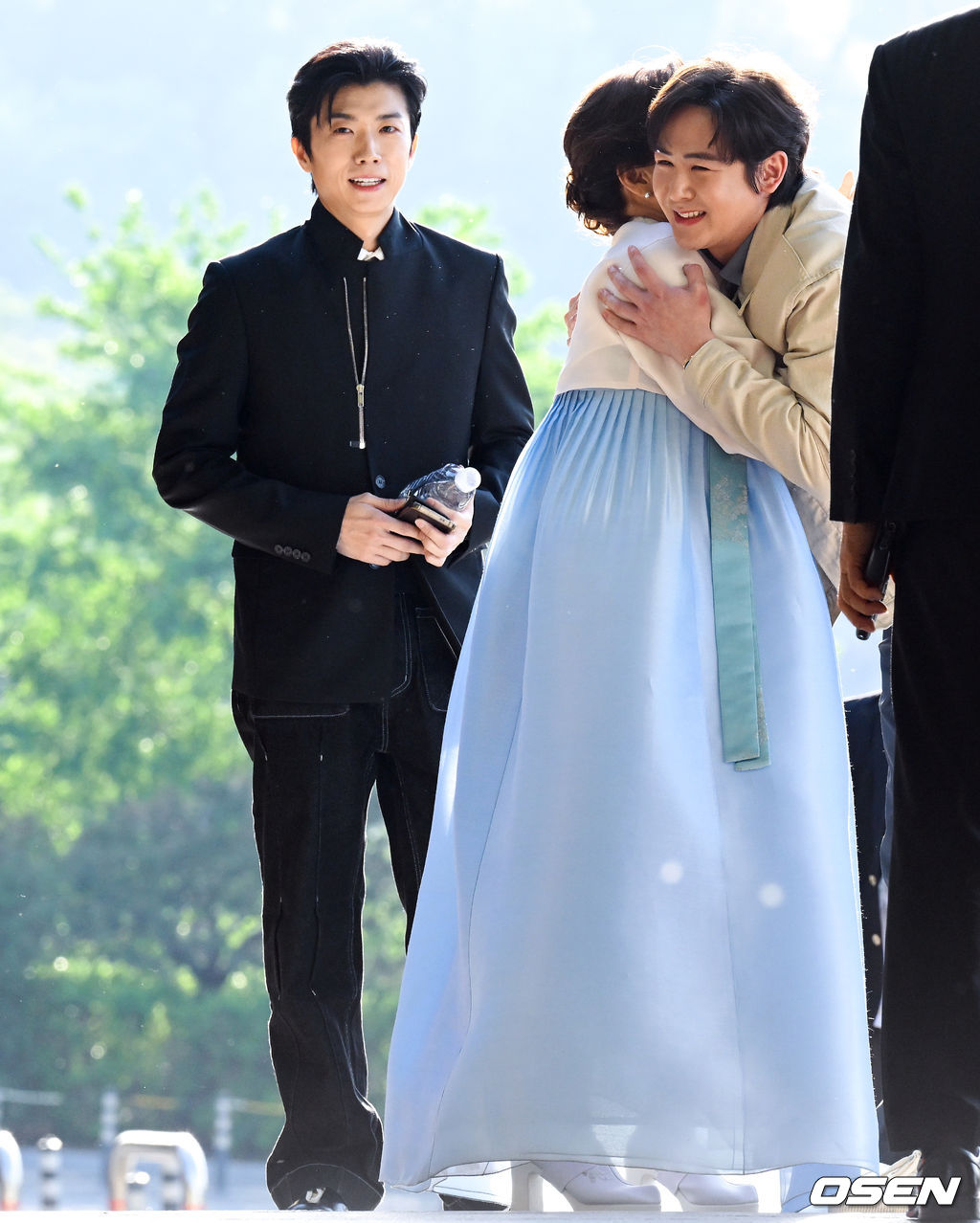 2PM 멤버이자 배우로 활동 중인 옥택연이 24일 서울 중구 장충동 신라호텔 영빈관에서 결혼식을 올렸다. 오랜 시간 사랑을 키워온 연인과 부부의 연을 맺는 자리로, 가족과 친지, 가까운 지인들의 축하 속 조용히 진행됐다.특히 이날 2PM 멤버들이 총출동해 의리를 빛냈다. 황찬성은 사회를 맡고, 준케이·닉쿤·장우영·이준호·황찬성 등 멤버들이 나섰다. 2PM 장우영이 결혼식장으로 들어서고 있다. 2026.04.24 /cej@osen.co.kr