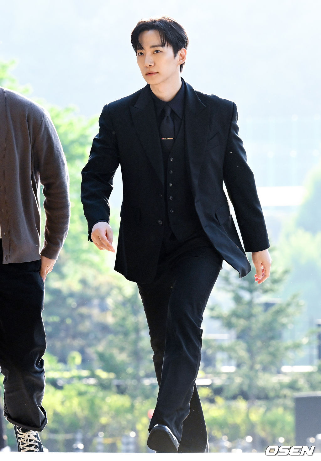 2PM 멤버이자 배우로 활동 중인 옥택연이 24일 서울 중구 장충동 신라호텔 영빈관에서 결혼식을 올렸다. 오랜 시간 사랑을 키워온 연인과 부부의 연을 맺는 자리로, 가족과 친지, 가까운 지인들의 축하 속 조용히 진행됐다.특히 이날 2PM 멤버들이 총출동해 의리를 빛냈다. 황찬성은 사회를 맡고, 준케이·닉쿤·장우영·이준호·황찬성 등 멤버들이 나섰다. 2PM 이준호가 결혼식장으로 들어서고 있다. 2026.04.24 /cej@osen.co.kr