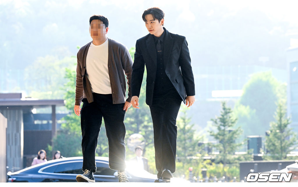 2PM 멤버이자 배우로 활동 중인 옥택연이 24일 서울 중구 장충동 신라호텔 영빈관에서 결혼식을 올렸다. 오랜 시간 사랑을 키워온 연인과 부부의 연을 맺는 자리로, 가족과 친지, 가까운 지인들의 축하 속 조용히 진행됐다.특히 이날 2PM 멤버들이 총출동해 의리를 빛냈다. 황찬성은 사회를 맡고, 준케이·닉쿤·장우영·이준호·황찬성 등 멤버들이 나섰다. 2PM 이준호가 결혼식장으로 들어서고 있다. 2026.04.24 /cej@osen.co.kr
