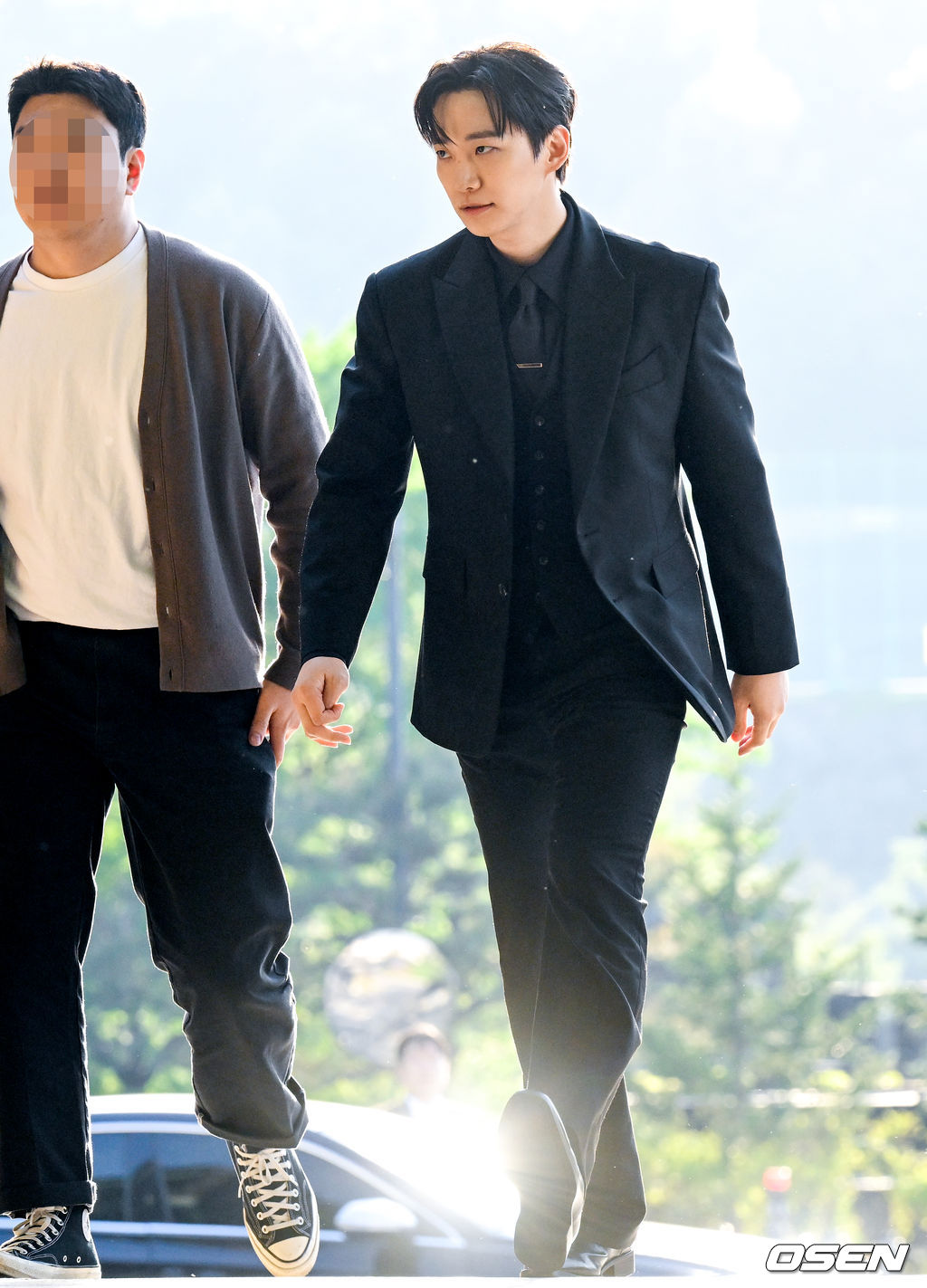 2PM 멤버이자 배우로 활동 중인 옥택연이 24일 서울 중구 장충동 신라호텔 영빈관에서 결혼식을 올렸다. 오랜 시간 사랑을 키워온 연인과 부부의 연을 맺는 자리로, 가족과 친지, 가까운 지인들의 축하 속 조용히 진행됐다.특히 이날 2PM 멤버들이 총출동해 의리를 빛냈다. 황찬성은 사회를 맡고, 준케이·닉쿤·장우영·이준호·황찬성 등 멤버들이 나섰다. 2PM 이준호가 결혼식장으로 들어서고 있다. 2026.04.24 /cej@osen.co.kr