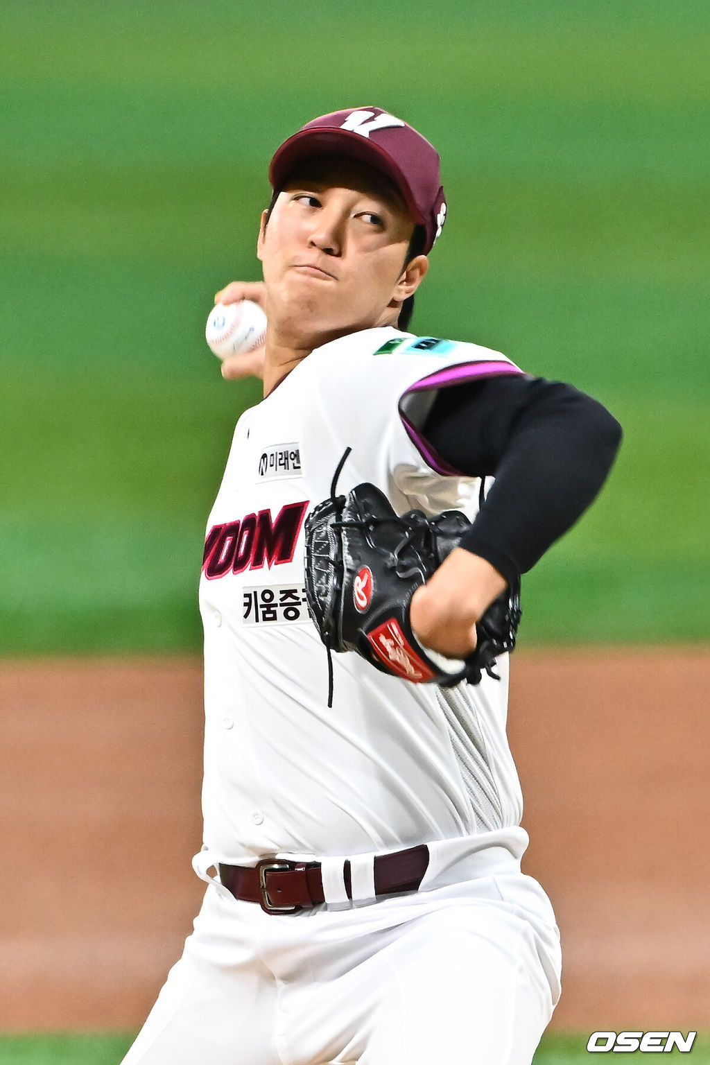 24일 오후 서울 고척스카이돔에서 2026 신한 SOL KBO리그 키움 히어로즈와 삼성 라이온즈의 경기가 진행됐다.이날 키움은 안우진을, 삼성은 이승현을 선발투수로 내세웠다.1회초 키움 선발투수 안우진이 역투하고 있다.  2026.04.24 / soul1014@osen.co.kr