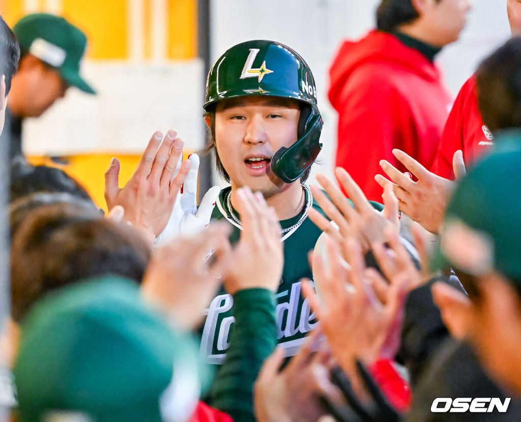 24일 오후 인천 SSG랜더스필드에서 ‘2026 신한 SOL Bank KBO리그' SSG 랜더스와 KT 위즈의 경기가 진행됐다.이날 SSG는 김건우를, KT는 보쉴리를 선발투수로 내세웠다.3회말 SSG 선두타자로 나온 최정이 좌중월 솔로 홈런을 때린 후 덕아웃에서 동료들과 하이파이브를 하고 있다. 이 홈런으로 최정은 4,400루타 달성했다.(2번째) 2026.04.24 / rumi@osen.co.kr