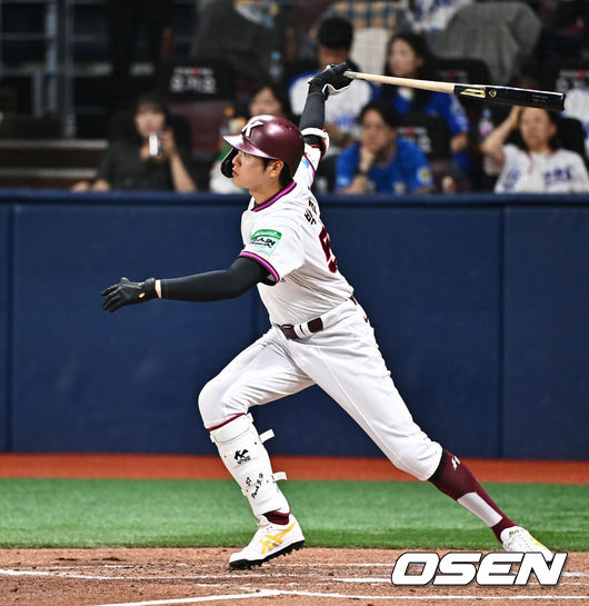 [OSEN=고척, 박준형 기자] 24일 오후 서울 고척스카이돔에서 2026 신한 SOL KBO리그 키움 히어로즈와 삼성 라이온즈의 경기가 진행됐다.이날 키움은 안우진을, 삼성은 이승현을 선발투수로 내세웠다.3회말 무사 1루 키움 박주홍이 인정 2루타를 날리고 있다.     2026.04.24 / soul1014@osen.co.kr