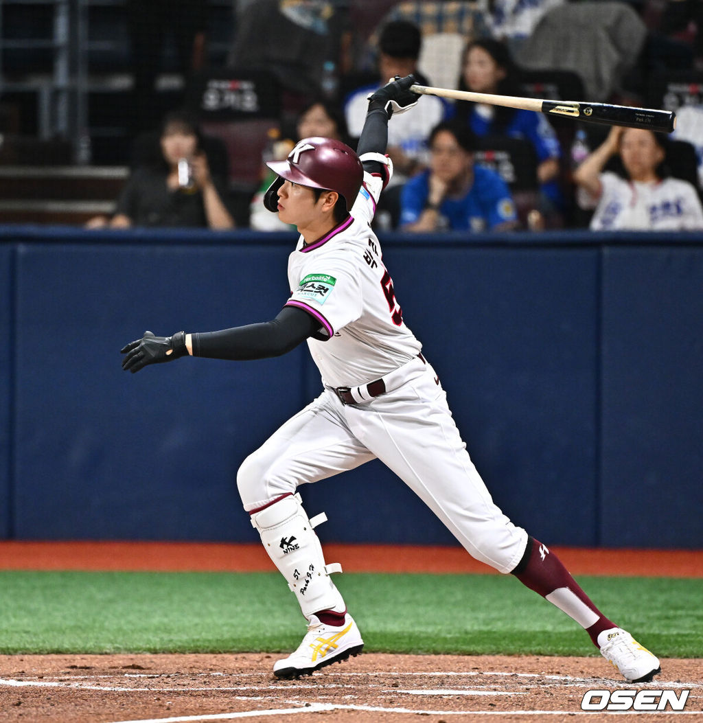 24일 오후 서울 고척스카이돔에서 2026 신한 SOL KBO리그 키움 히어로즈와 삼성 라이온즈의 경기가 진행됐다.이날 키움은 안우진을, 삼성은 이승현을 선발투수로 내세웠다.3회말 무사 1루 키움 박주홍이 인정 2루타를 날리고 있다.     2026.04.24 / soul1014@osen.co.kr