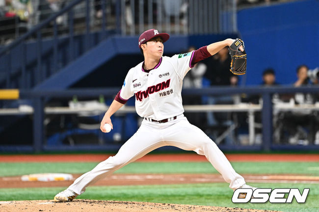 [OSEN=고척, 박준형 기자] 24일 오후 서울 고척스카이돔에서 2026 신한 SOL KBO리그 키움 히어로즈와 삼성 라이온즈의 경기가 진행됐다.이날 키움은 안우진을, 삼성은 이승현을 선발투수로 내세웠다.4회초 키움 배동현 투수가 역투하고 있다.  2026.04.24 / soul1014@osen.co.kr