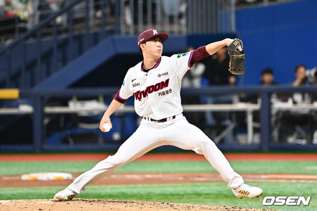 24일 오후 서울 고척스카이돔에서 2026 신한 SOL KBO리그 키움 히어로즈와 삼성 라이온즈의 경기가 진행됐다.이날 키움은 안우진을, 삼성은 이승현을 선발투수로 내세웠다.4회초 키움 배동현 투수가 역투하고 있다.  2026.04.24 / soul1014@osen.co.kr