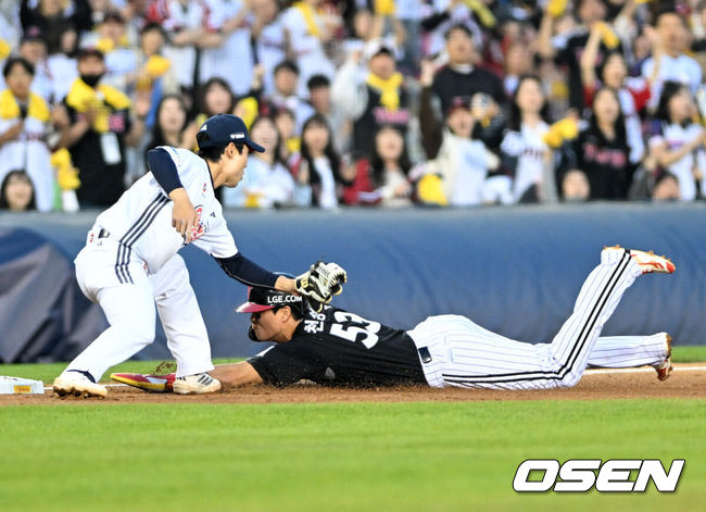 [OSEN=잠실, 이대선 기자] 24일 서울 잠실야구장에서 2026 신한 SOL KBO리그 두산 베어스와 LG 트윈스의 경기가 열렸다.이날 두산은 최승용, LG는 임찬규를 선발로 내세웠다.3회초 2사 1,3루에서 LG 문보경의 우전 적시타 때 1루주자 천성호가 3루로 쇄도하고 있다. 2026.04.24 /sunday@osen.co.kr